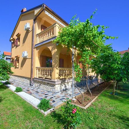 Apartment Bazina - Airconditioning, Parking, 500M From The Beach Krk Town Buitenkant foto