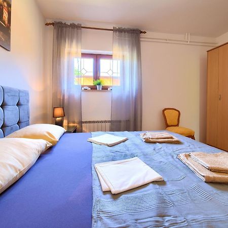 Apartment Bazina - Airconditioning, Parking, 500M From The Beach Krk Town Buitenkant foto