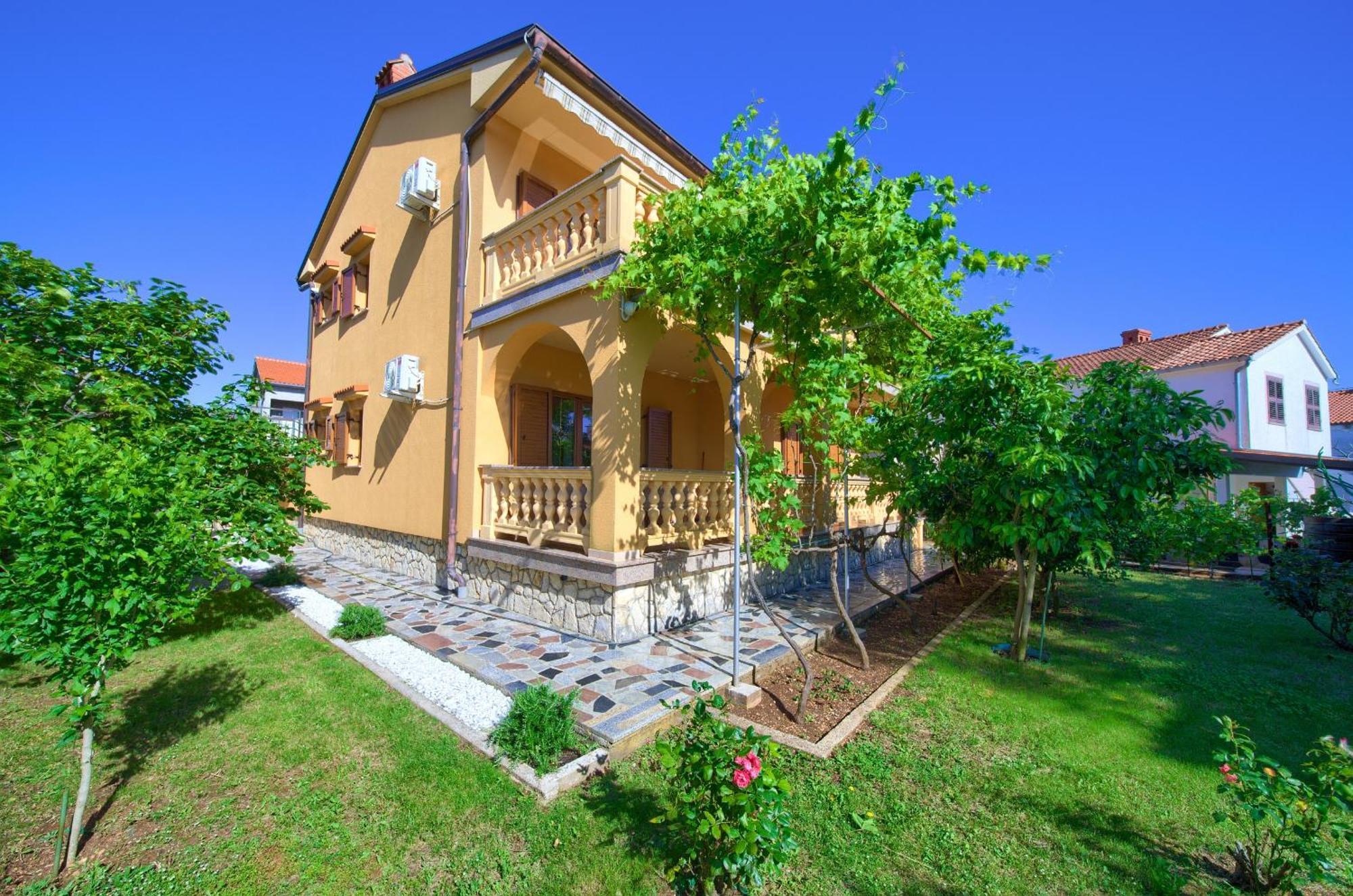 Apartment Bazina - Airconditioning, Parking, 500M From The Beach Krk Town Buitenkant foto