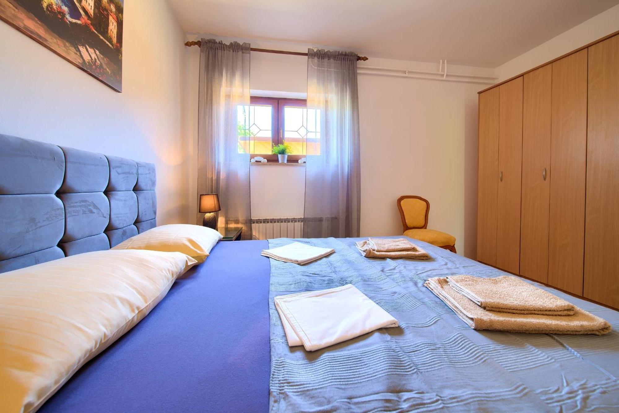 Apartment Bazina - Airconditioning, Parking, 500M From The Beach Krk Town Buitenkant foto