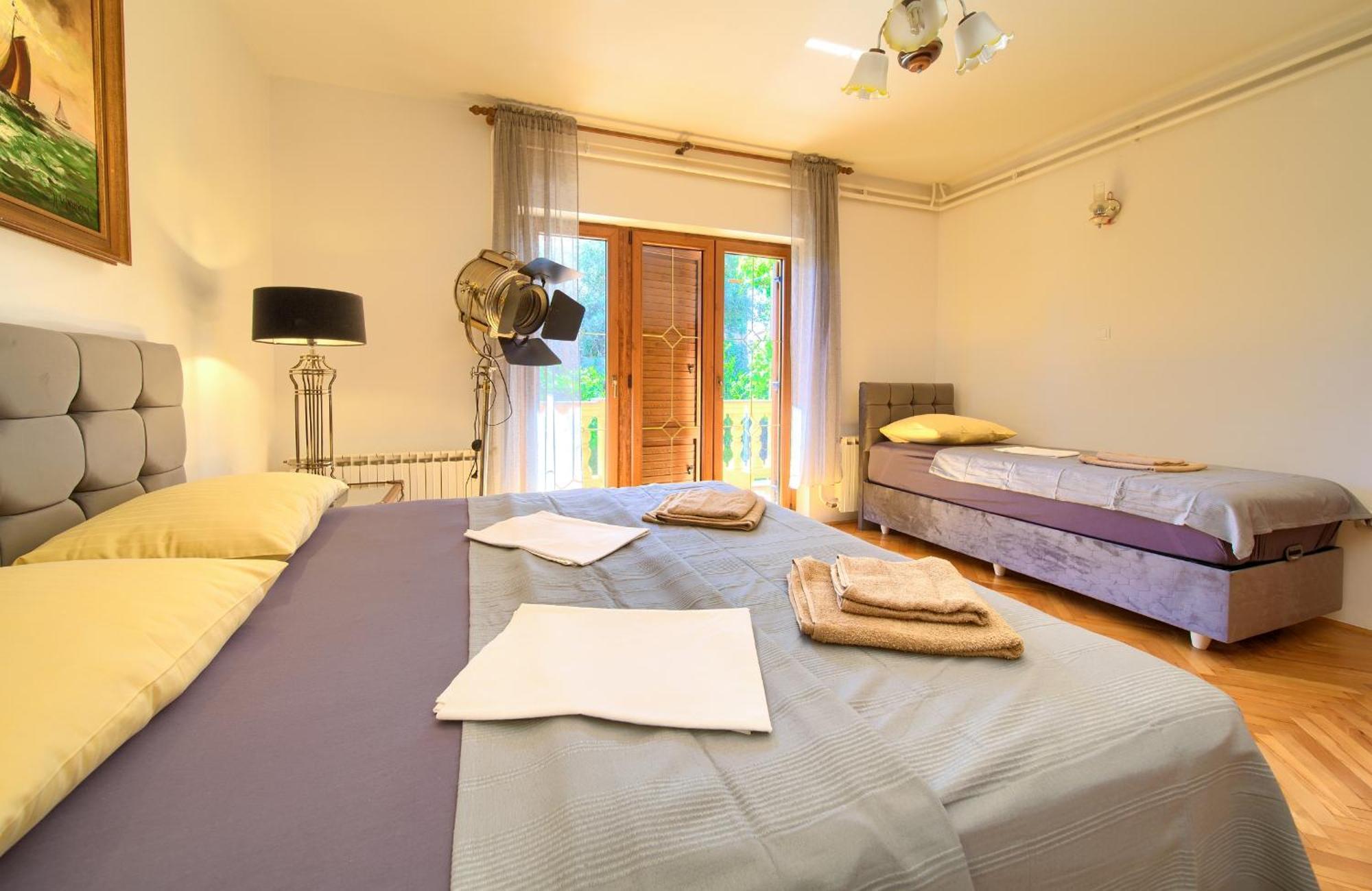 Apartment Bazina - Airconditioning, Parking, 500M From The Beach Krk Town Buitenkant foto