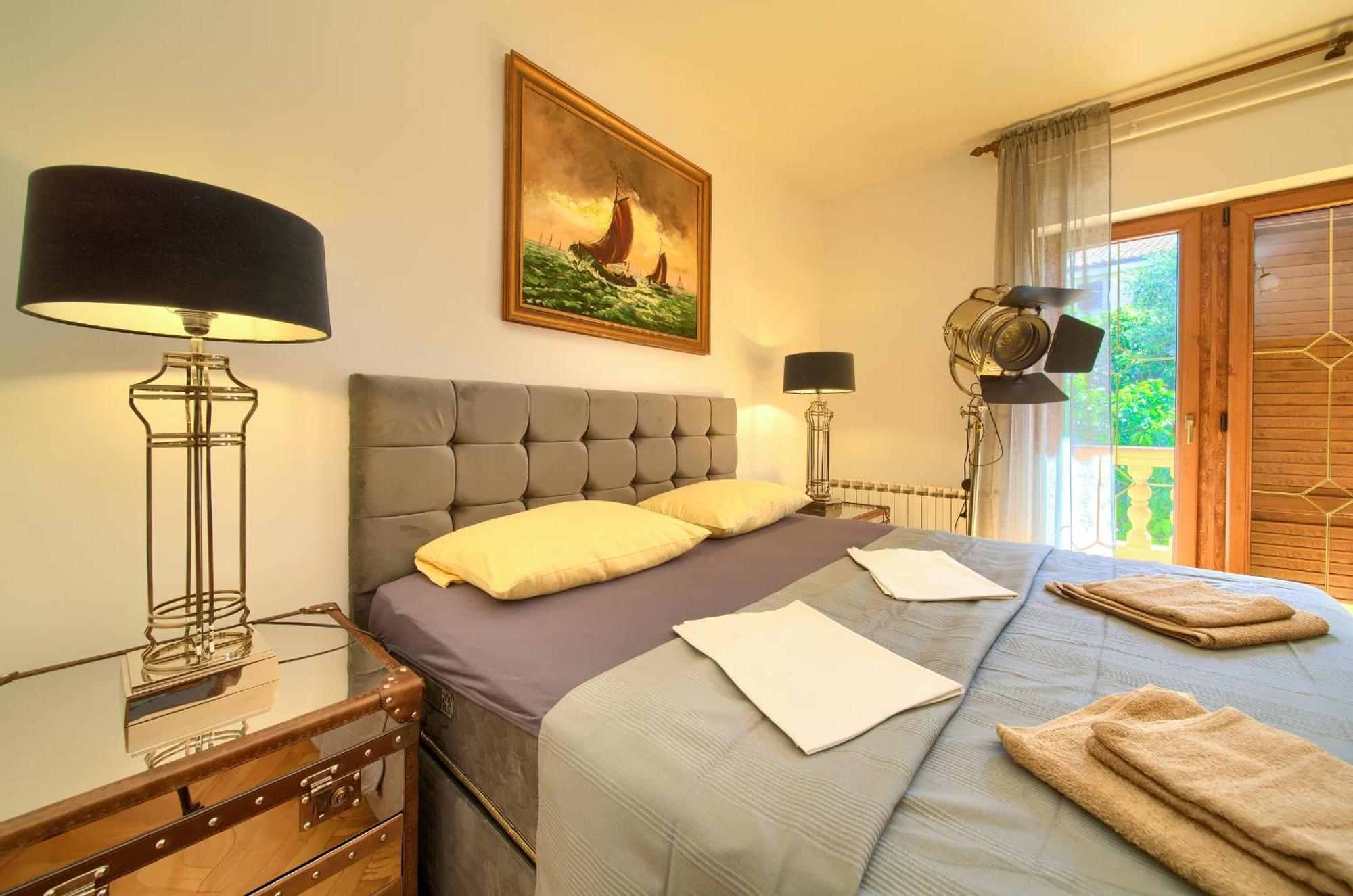 Apartment Bazina - Airconditioning, Parking, 500M From The Beach Krk Town Buitenkant foto