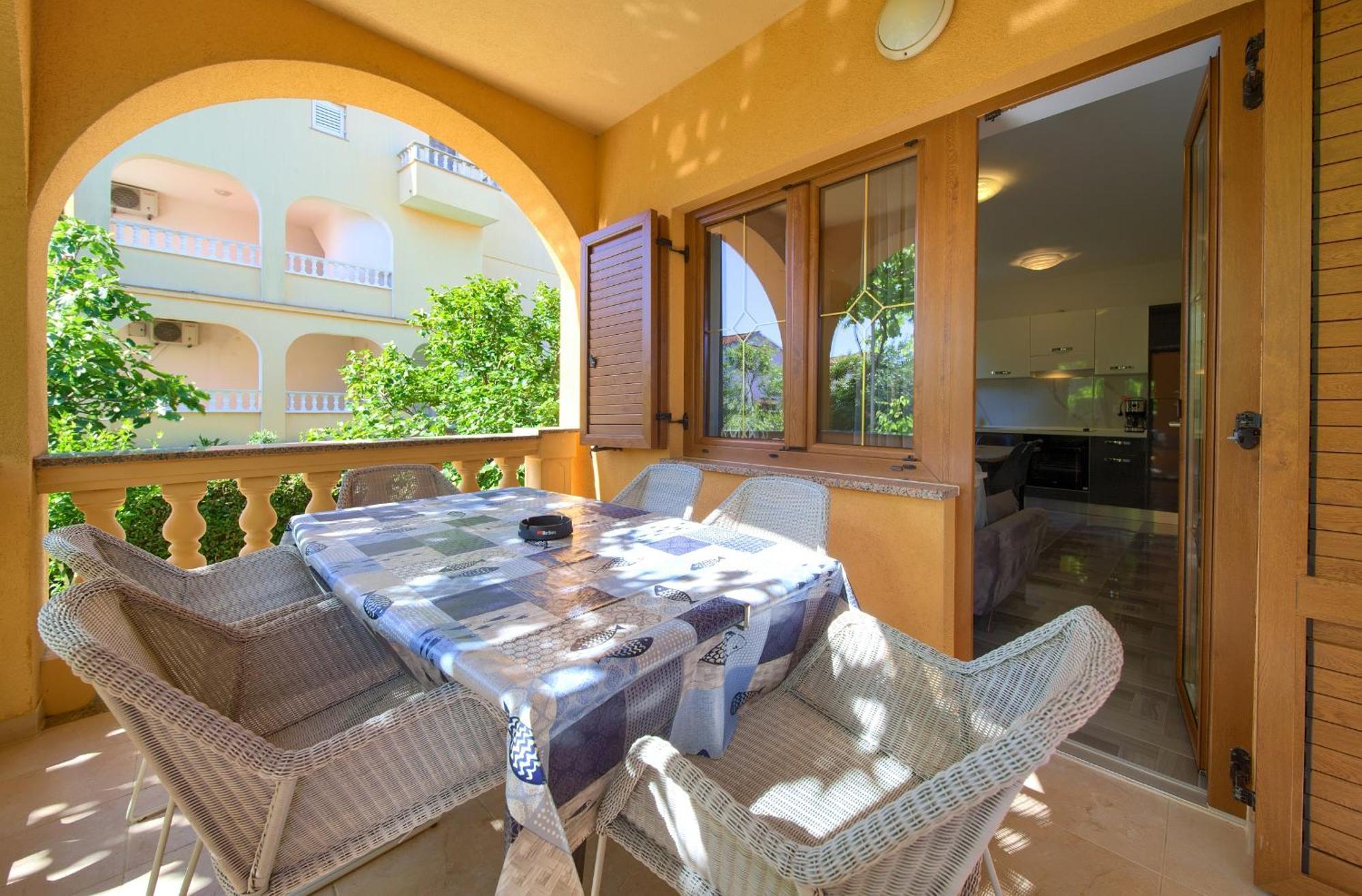 Apartment Bazina - Airconditioning, Parking, 500M From The Beach Krk Town Buitenkant foto