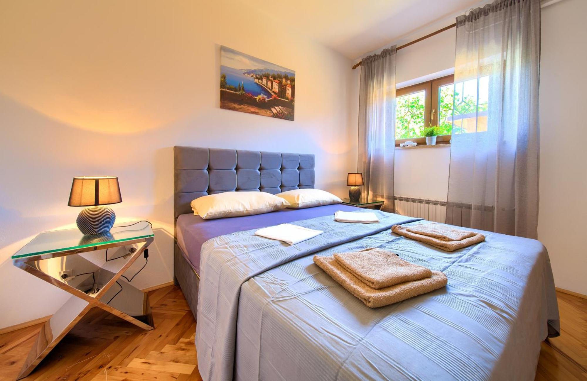 Apartment Bazina - Airconditioning, Parking, 500M From The Beach Krk Town Buitenkant foto